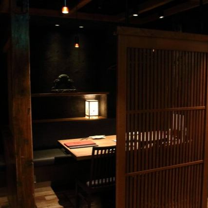 雰囲気抜群のテーブル席で、ゆっくりとお食事をお楽しみいただけます。さらにプライベート感を重視した半個室も完備しているため、小さなお子様連れのご家族から、ビジネスでの接待や会食、大切な記念日まで、幅広いシーンに相応しい上質な空間をご提供いたします。