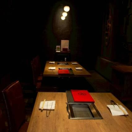 ほんのり灯る明かりが心地よい、お洒落で落ち着いた店内。4名様用のテーブル席が充実しており、周りを気にせず会話を楽しみたい女子会や気の置けない友人との飲みにぴったり。居心地の良さに会話も弾みます。