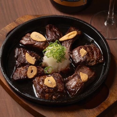 Beef skirt steak with grated radish and soy sauce.