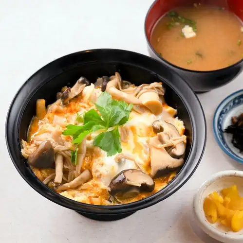 【秋季限定】3種のきのこ親子丼