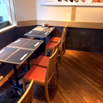 There are stylish and unpretentious table seats that are OK for 4 people ~
