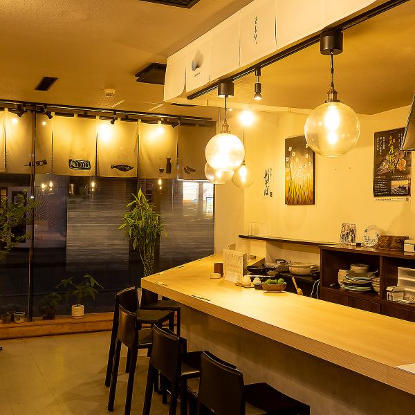 明るい雰囲気の店内でごゆっくりお食事をお楽しみいただけます♪カウンター席のご用意もございますのでお一人様大歓迎です♪