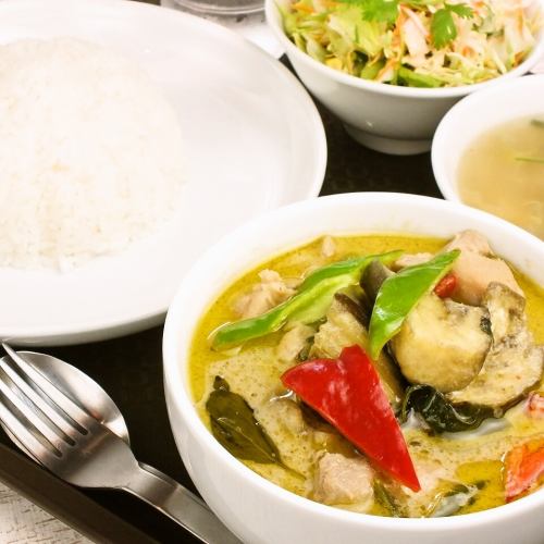 Gaeng Kiao Gai (chicken green curry)