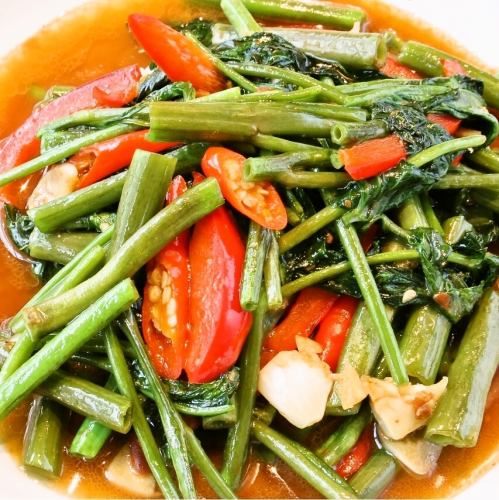 Pak Bun Fai Daeng (Stir-fried spinach)