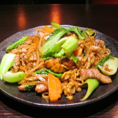 Pad Siew (soy sauce-flavored sweet fried noodles)