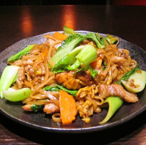 Pad Siew (soy sauce-flavored sweet fried noodles)