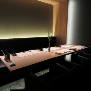 完全個室＜VIPルーム席＞（2～6名様×1部屋）こちらのお部屋は6名様までご利用いただけるVIPルーム完全個室です。清潔感のある大人なプライベート空間で、ゆっくりとお食事をお楽しみいただけます。ご接待、誕生日や記念日、大切な食事会など特別な日のおもてなしにぜひご利用ください。