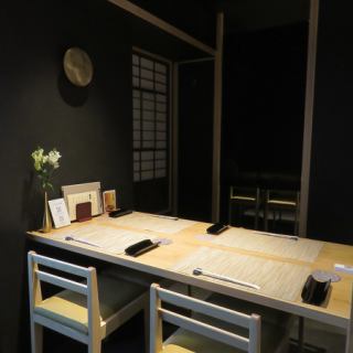 和のテーブル個室（2～6名様×4部屋）落ち着いた和の個室を4部屋（2～4名×2、2～6名×2）ご用意しております。各個室は繋がりますので最大で24名様までご利用いただけます。電子タバコ可。ご接待はもちろん、ご会食やご法要などのお集まりにも最適です。※天井のみ防火対策として隙間を持たせております