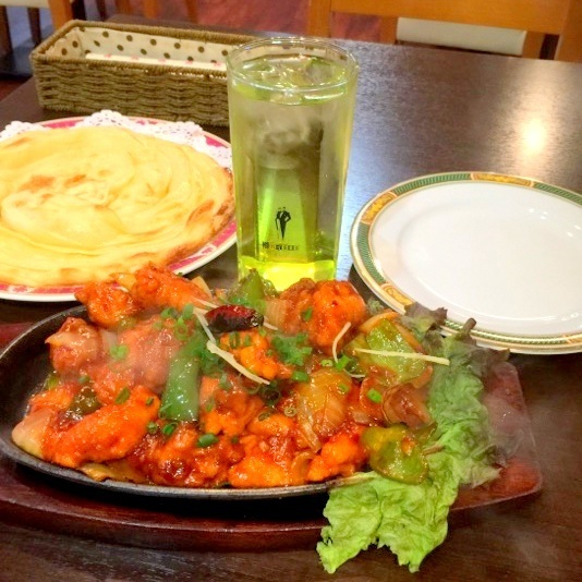 選べるカレーにナン・サラダ・ドリンク付ランチセット1000円～！