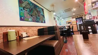 片面ソファー席,片面可動式椅子のお席です