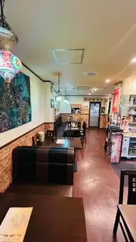 全席テーブル席の片側がソファー席になっております。【3席×2卓もあり】※ソファー席のみの数です。