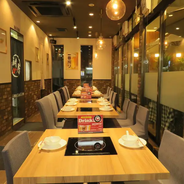 《店内宴会×20名様貸切OK》4名様テーブルでのプライベートご利用も大歓迎♪金曜・土曜にはテラスでの生演奏も行っております。テラスでのご利用も、店内でのご利用もどちらも大歓迎です。NET予約でお席をお選びくださいね♪当日予約も大歓迎!
