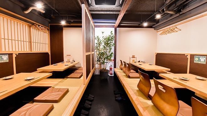 后排的horigotatsu座位有4张6人桌。它最多可容纳 24 人。可用于大型宴会，敬请垂询。