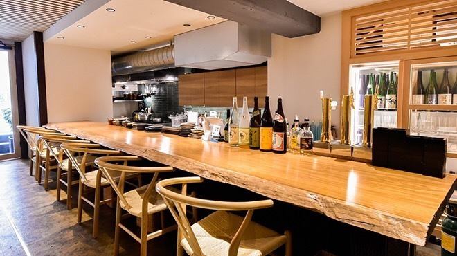 the counter.Close to the kitchen, it is a luxurious space where you can enjoy cooking with aromas and sounds.