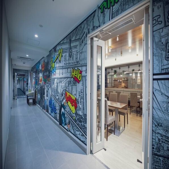 当店はトラベロッジすすきの札幌ホテルの二階に位置し、アクセス便利な立地が魅力です。落ち着いた空間でゆったりとお食事や宴会を楽しめます。宿泊客はもちろん、地元の方や観光客にもご利用いただきやすく、快適なサービスと美味しい料理をご提供しております。