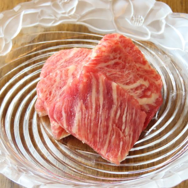 口の中でとろける新鮮馬刺しカルビ　1人前1,078円（税込）