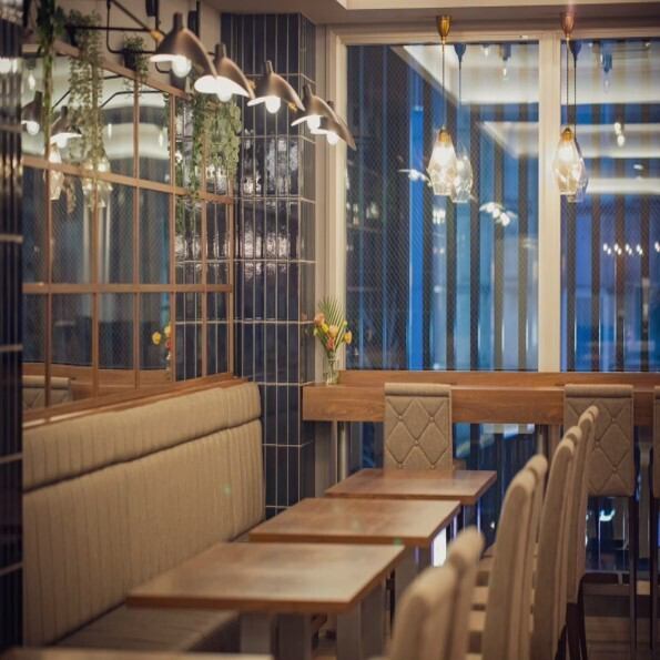 当店はトラベロッジすすきの札幌ホテルの二階に位置し、アクセス便利な立地が魅力です。落ち着いた空間でゆったりとお食事や宴会を楽しめます。宿泊客はもちろん、地元の方や観光客にもご利用いただきやすく、快適なサービスと美味しい料理をご提供しております。