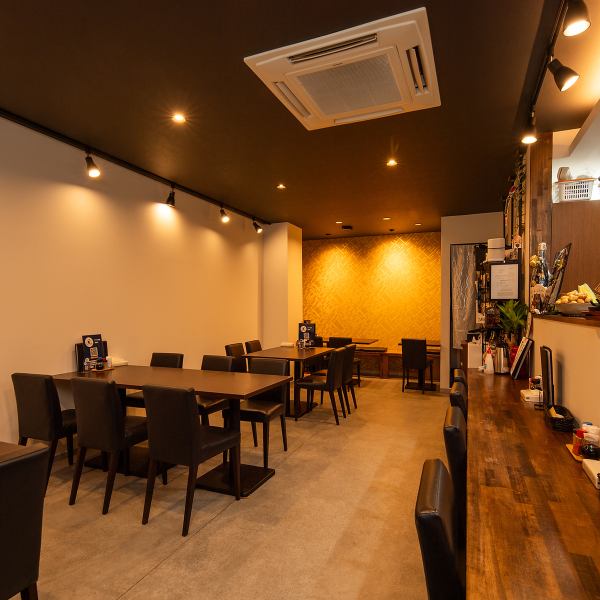 当店は、まるで実家に帰ったような温かく居心地の良い空間です。心を込めて作られた家庭料理は、母の手作りの味を思い出させる美味しさ。仲間との楽しいひとときを過ごすための理想的な場所です。ほっこりとした店内で、季節の食材を使った料理と地元のお酒を楽しんでください！