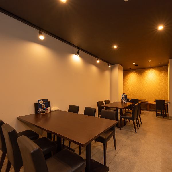 ダークブラウンの木目調のテーブル席は、落ち着いた雰囲気でゆったりと過ごせる空間です。木の温かみが漂い、リラックスしながら食事やお酒を楽しめます。お仕事終わり、家族や友人とのひとときにぴったりです。静かな雰囲気で料理を楽しめ、心地よい時間が流れることでしょう♪