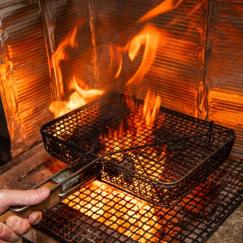 炭火で仕上げる自慢の料理