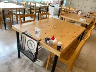 【大人数の対応可◎】4人掛けのテーブル席を9つご用意しております。友人やご家族との食事にぴったりです。お１人様から最大40名様までご利用できますので気軽にお越しください。