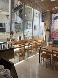 【カウンター席を4席ご用意】カウンター席ならではの落ち着いた雰囲気の中で、特別なひとときをお過ごしいただけます。お一人でゆっくりとお食事をお楽しみ頂く空間にお使いくださいませ。