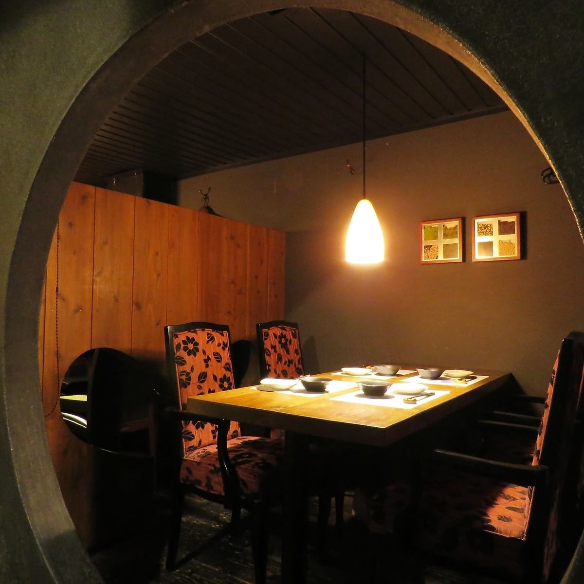 古民家を改装した雰囲気抜群の店内でこだわりの料理に舌鼓。