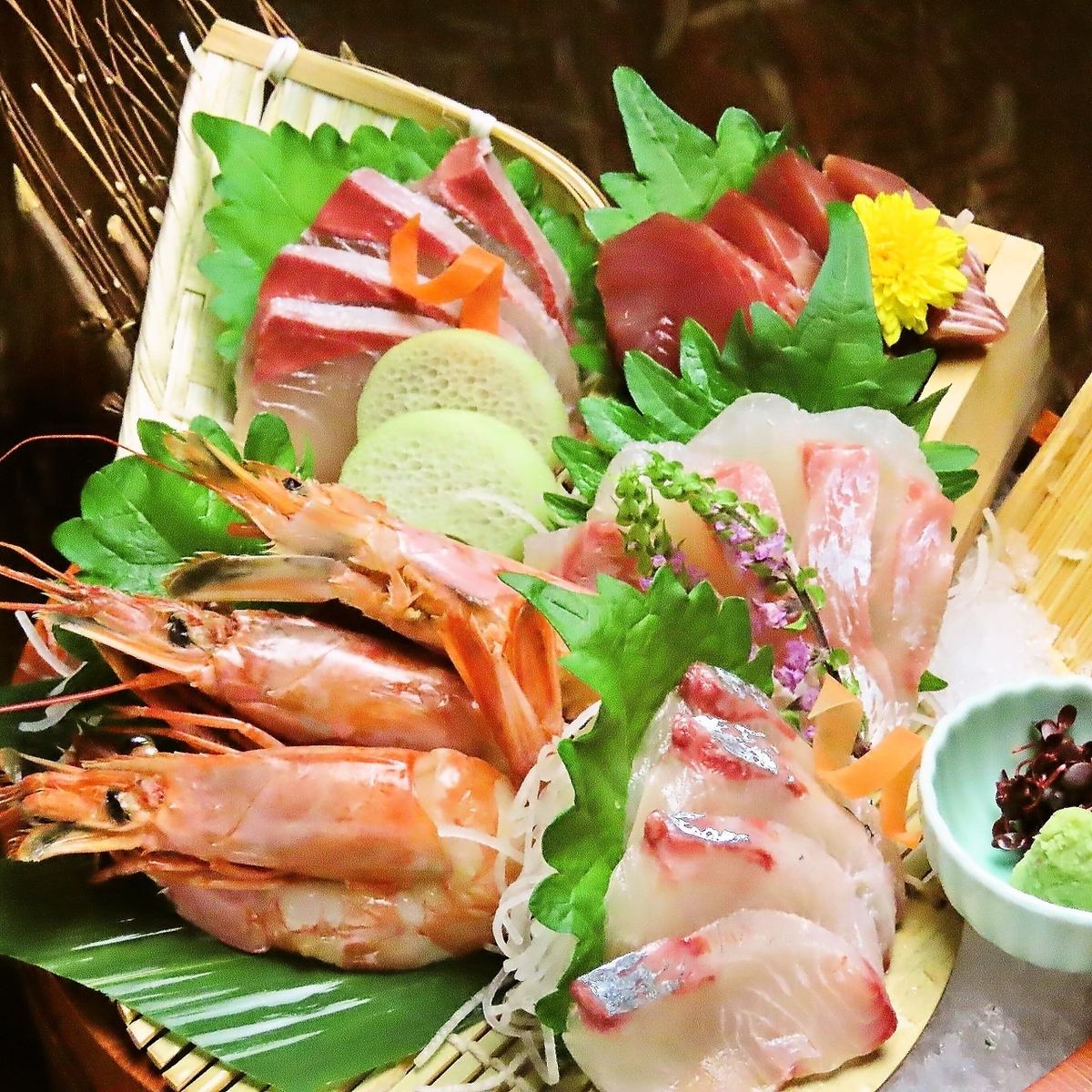 その日獲れた新鮮な魚介類を漁師から直接買い取って皆様にご提供