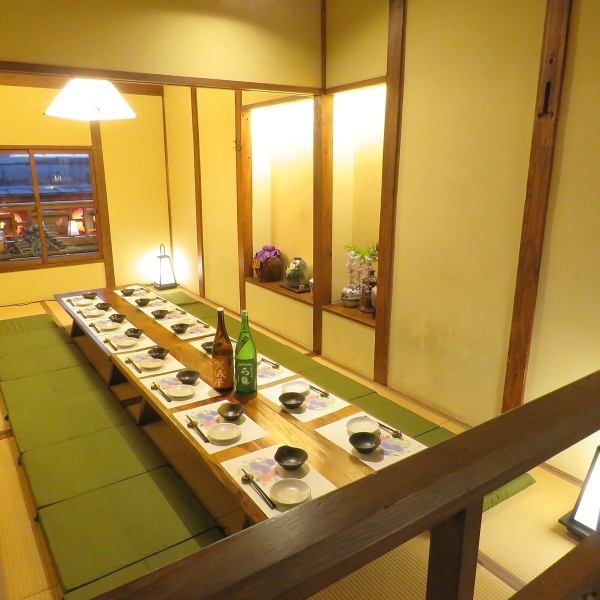 ご宴会には掘りごたつ個室と座敷席個室をご用意。会社宴会や接待、友人同士など様々なシーンでご利用いただけます。最大18名様まで対応可能ですので、お気軽にご連絡ください。大人数可能なお席は1階と2階にございますのでおみ足がご不自由な方でもご安心いただけます。※ご予約の際にお伝えください。