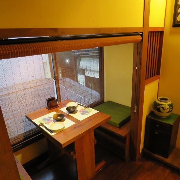 2名様の半個室席もご用意。松山の夜景を眺めながらゆったりお食事をお楽しみ下さい。