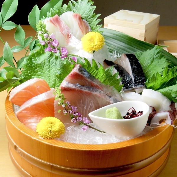 切り身は角が立つほど新鮮！鮮魚の豪快桶盛り