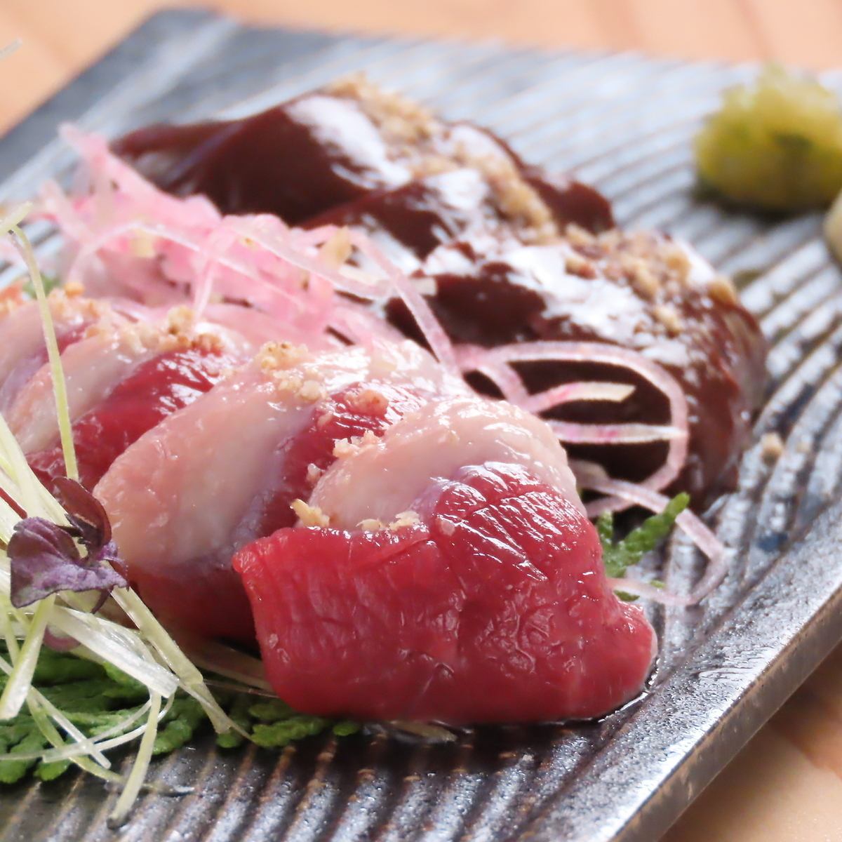 厳選した馬肉は当店自慢。仕入れで価格が変動する希少な馬肉です