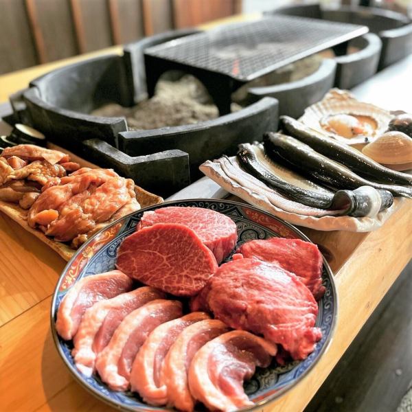 地鶏のもも、せせりなどのタレ焼きをお楽しみください。