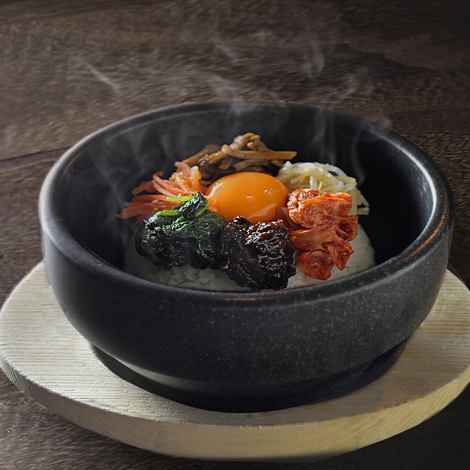 【充実の一品メニュー！】石焼ビビンバ