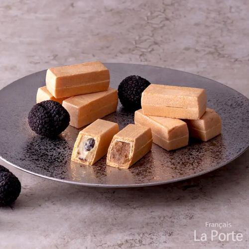 【『接待の手土産セレクション2025』で特選＆入選を受賞しました！】

こんばんは💫
フジTV『ぶらぶらサタデー』の放送がいよいよ明日に迫り
ドキドキしている
配信担当の江里子です💗

皆様、録画予約はしましたか❓
私はバッチリです👌
そして、またまた、
とっても嬉しいお知らせがあります！

『接待の手土産』といって
私達がレストランの営業以外に
お菓子製造を始める
きっかけとなったサイトの中で
2025年セレクションの…
なんとっ！

『しっとりポルテもなか』が特選
『茶室～抹茶テリーヌ～』が入選
という賞を頂きました✨

昨日、受賞式があり、
シェフと二人で行って参りました～😊

「みちょぱさん」もいらっしゃって
TVの取材の方も多く、
私的には
「是非、夫をご指名頂き、
代表で一緒に写真を撮ってもらえるチャンスをっ！」
と強く念じましたが
ピックupされた4名には選ばれず
惜しくも集合写真のみとなってしまいました・・・😭
（シェフがどこにいるか
探して下さい）

欲張りにならずに、一歩ずつ、
お店の進化を喜んでいきたいと思います💫

お歳暮のギフトとしても
おススメです♪

是非「オンラインSHOP」を
チェックしてみて下さい～

愛情込めて梱包させて頂きます♪

皆様のご依頼、心より
お待ちしております💕

#ラポルテ
#フランセーズラポルテ 
#接待の手土産 
#接待の手土産セレクション 
#特選
#入選
#みちょぱさん 
#表彰して頂きました❤️