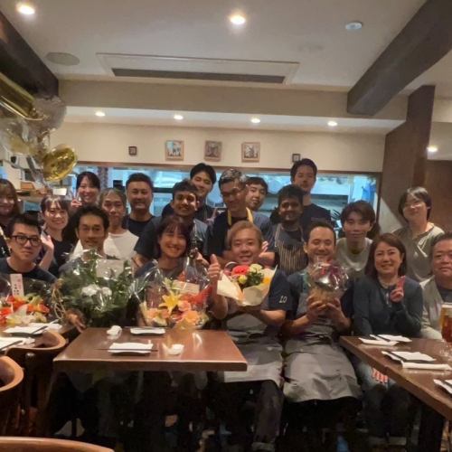 【10周年イベントの御礼
＆「リバーサイドフェス」に出店します！】

こんばんは💫
配信担当の江里子です😊

まずは、先日の10周年イベントに
お越し下さった皆様、
そして、いつも温かく見守って下さる皆様、
ありがとうございます✨

準備は大変でしたが
「ラポルテが大好きです❤️」
という方が本当に多くて
何と幸せなんだろう～と
心に沁みました…😭

これからも
皆様の愛が移り変わらないよう、
日々精進致します💪

(写真はイベント後に、
今は別の場所で頑張っているスタッフも駆けつけてくれて撮った集合写真です）

そして・・・
一息つく間もなく、
明日は「リバーサイドフェス」に
初出店します💫

明日10/18(土)限定で、
多摩川緑地(最寄り駅は二子新地)で
開催される音楽イベントです🎵

姉妹店で人気の
「プルドポークトルティーヤ」の他
からあげや、ライスコロッケ等、
屋台販売しちゃいますっ🍗

明日はお天気も良さそうなので、
お近くにお越しの際は
是非、お立ち寄り下さいませ～😊

出店には、
最近「催事担当」にもなりつつある
息子がヘルプに来てくれます★

明日はお店も忙しいので
私はSYOCAと多摩川を
行ったり来たりになりそうです…😅

皆様にお逢いできるのを
楽しみにしております💕

#フランセーズラポルテ 
#ラポルテ 
#10周年イベント 
#ありがとうございました 
#リバーサイドフェス 
#出店します