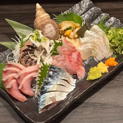 【新員工加入我們啦！還有…我們的姊妹店「Sasae」也裝修完畢啦！ 】

晚上好✨
我是負責直播的Eriko，我自己都很驚訝地發現，距離我上次直播已經過了一個月！ 💦

其中一個原因是我一直在忙著孩子們的暑假，但最大的新聞是我公司（Sasae）發生的改變💫
我們很高興地宣布，我們迎來了一位新成員—星健吾！ 😆

健吾在溝口，
在我們很喜歡的一家著名的居酒屋裡，這家酒屋以美味的刺身而聞名。
擔任主廚約十年，廚藝精湛，連其他廚師都對他敬重有加💫

繼我們擁有法式、鐵板燒和中式料理背景的主廚之後，我們終於迎來了一位甚至能製作生魚片的頂級廚師！ ✨
簡直就像「片岡大廚有健吾…」（笑）😁

有了這位強大的盟友加入我們，
我們現在能夠提供最優質的生魚片。
我們的姊妹店“肉冠笹江”
走向“Uoshomon Sasae”
我們重新裝修過了！ 💫
當然，生牛肉和其他菜餚都是原汁原味地端上來的。 🥩

我本來想跟你說說續費積分的事，但是篇幅已經很長了，下次再詳細說吧！

致重生的“佐佐木”
歡迎隨時過來！ 😊
我們期待您的光臨！ 💕

#拉波特
#FrançaiseLaporte
#姊妹店 Sasae
#重新開放
#新成員加入
#肉割烹
#UoshomonSasae
#Totomon笹江
#廚師有健吾（笑）