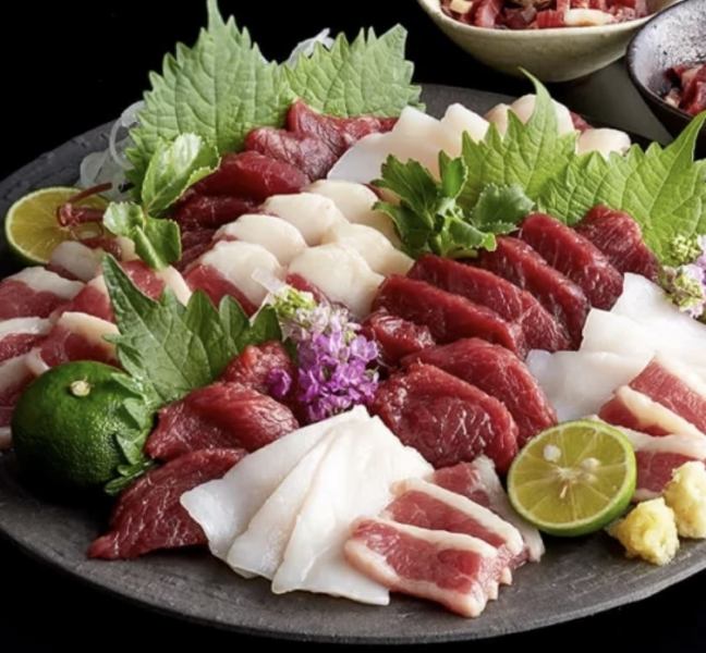 【會津直送的各種馬肉生魚片】會津直送的新鮮馬肉生魚片。我們總是有稀有零件可用。