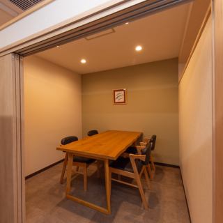 少人数様向けの個室は気の知れた仲間との飲み会や誕生日、記念日など幅広いシーンにご利用頂けます。