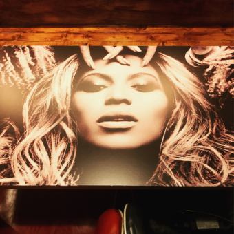 Beyonceのテーブルあります。ただの茶色いテーブルじゃ物足りない！！STAR TABLE!!