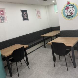 12席分のお席をご用意しております。カフェマットをご持参いただければワンちゃん連れものんびり座れます。
