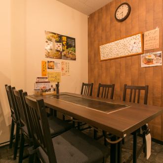There is a table for 6 people.* Up to 8 people can be accommodated by using an auxiliary chair.