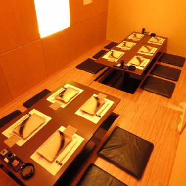 A tatami-mat seat with a digging kotatsu, where the atmosphere of the downlight is calm.The seats that can hold a banquet of up to 12 people can be divided into 6 people.Enjoy the tired feet on the way home from work, and relax by relaxing with a digging sandstone.Please contact the store for reservations!