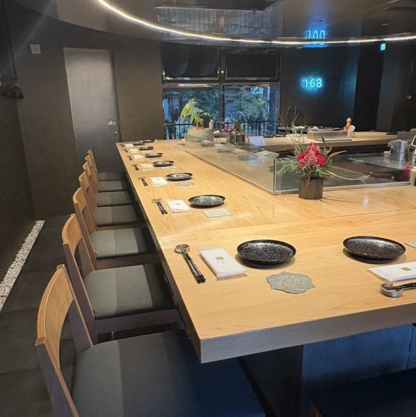 カウンター席は、囲炉裏と鉄板を囲むように配置され、調理の様子を間近で楽しめるライブキッチンが魅力です♪職人さんの巧みな技や、炭火の香り、食材が焼ける音など、五感すべてで料理をお楽しみいただけます★さらに店内は活気があって楽しい雰囲気は、デートやお一人様でも退屈しない、そんな空間です★