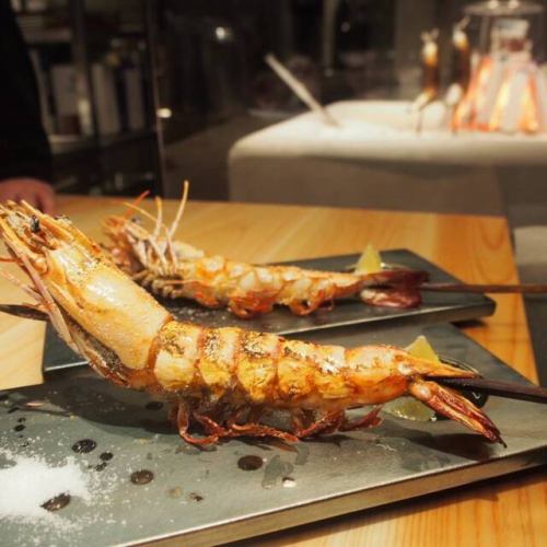 囲炉裏で焼く原始焼が名物