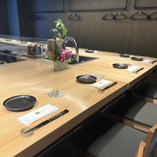 料理を五感で楽しむ特等席★それが当店のカウンター席です！囲炉裏と鉄板を目の前に、職人技を堪能できるカウンター席は全部で15席をご用意♪お一人様でもふらっと立ち寄りやすいのはもちろん、横並びで座るデートにも大人気です◎調理のライブ感を肌で感じながら、出来立ての料理を熱々のうちに味わえる最高の特等席です！