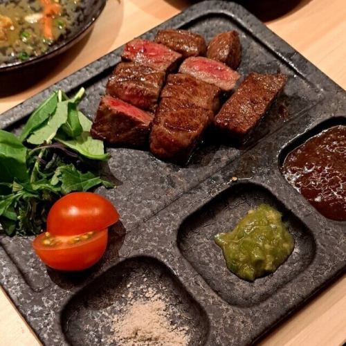 鉄板の上で食欲をそそる音が響く！旨みを逃さず焼き上げた【和牛ステーキ】は贅沢なご褒美にぴったりです♪