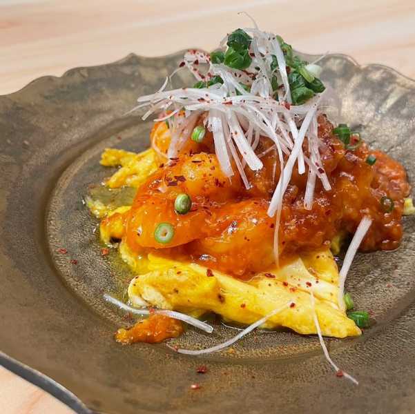 ふんわり玉子にピリッと甘辛いソースが絡む【エビチリ玉】は、見た目も食欲をそそる人気メニュー！