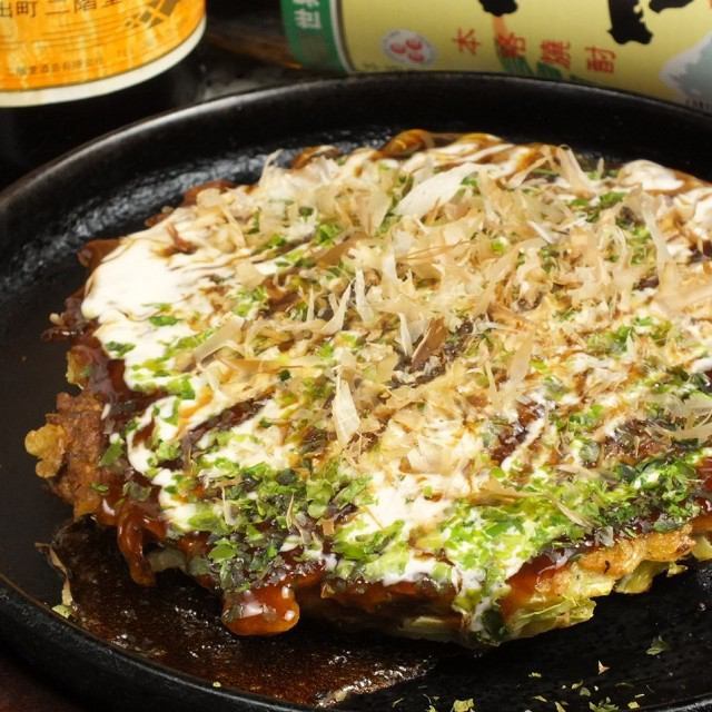 Also lunch is on sale! Relaxing sake of sake too! This is Okonomiyaki of authentic place
