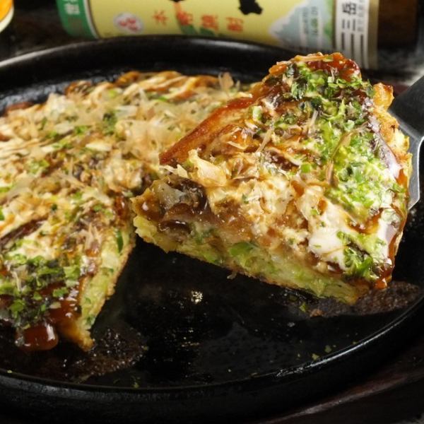 Okonomiyaki, which is slowly baked on a hot iron plate, is juicy and plump.